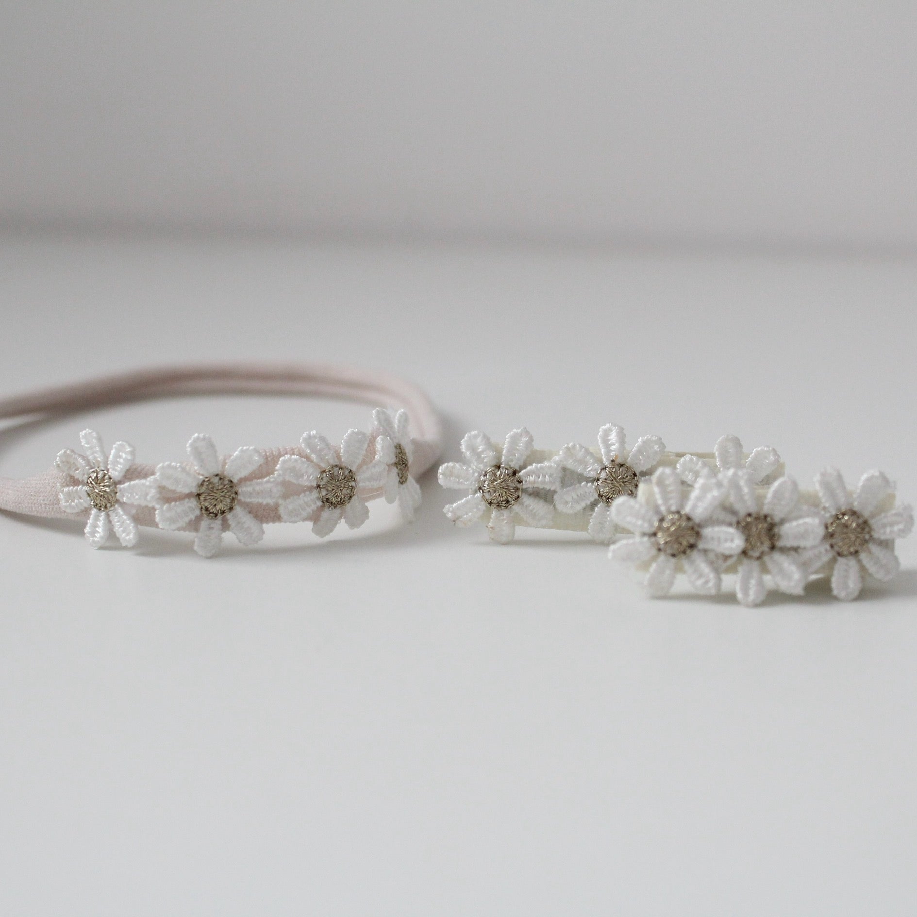 Delicate daisy flowers | Clip or headband