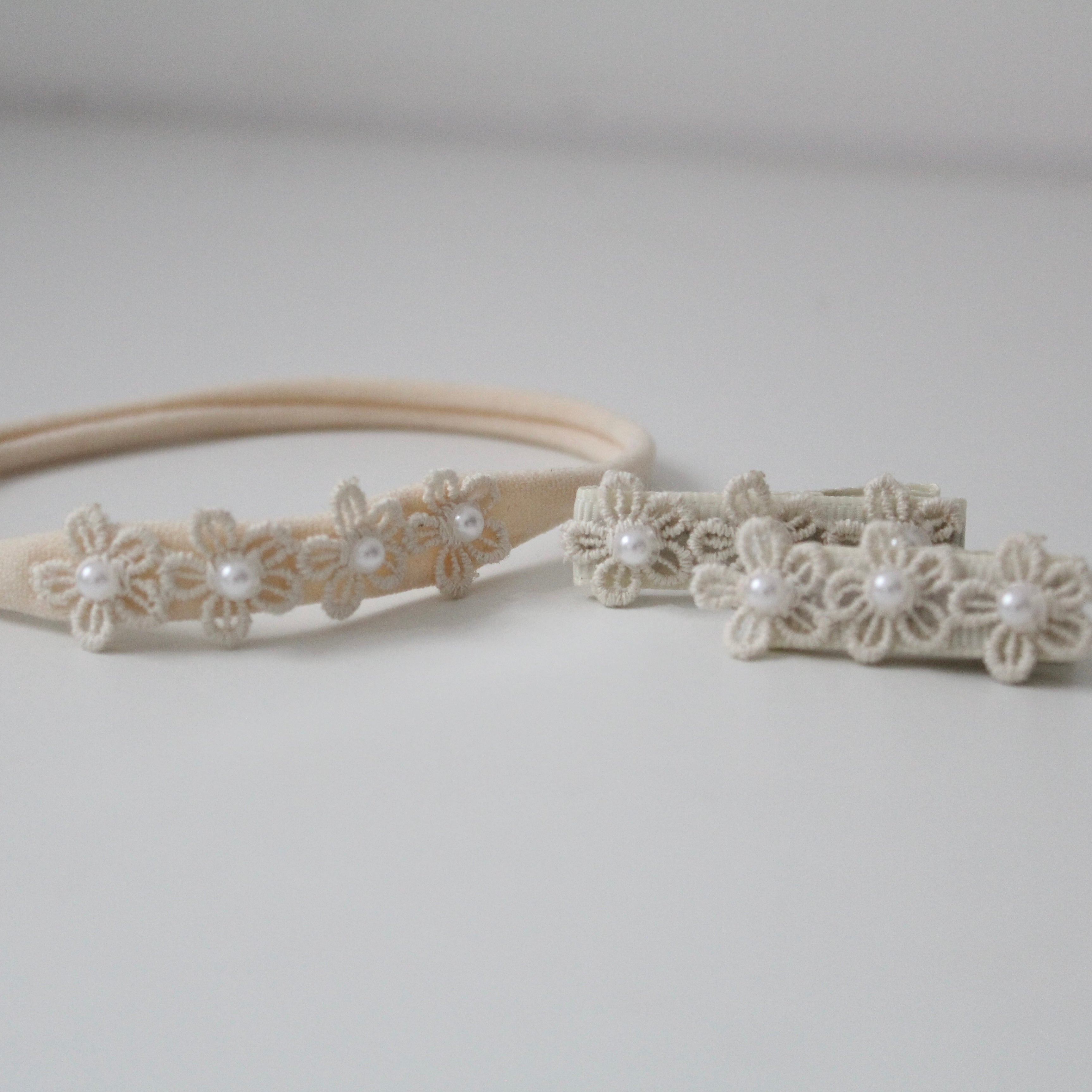 Delicate cream daisy & pearl flowers | Clip or headband