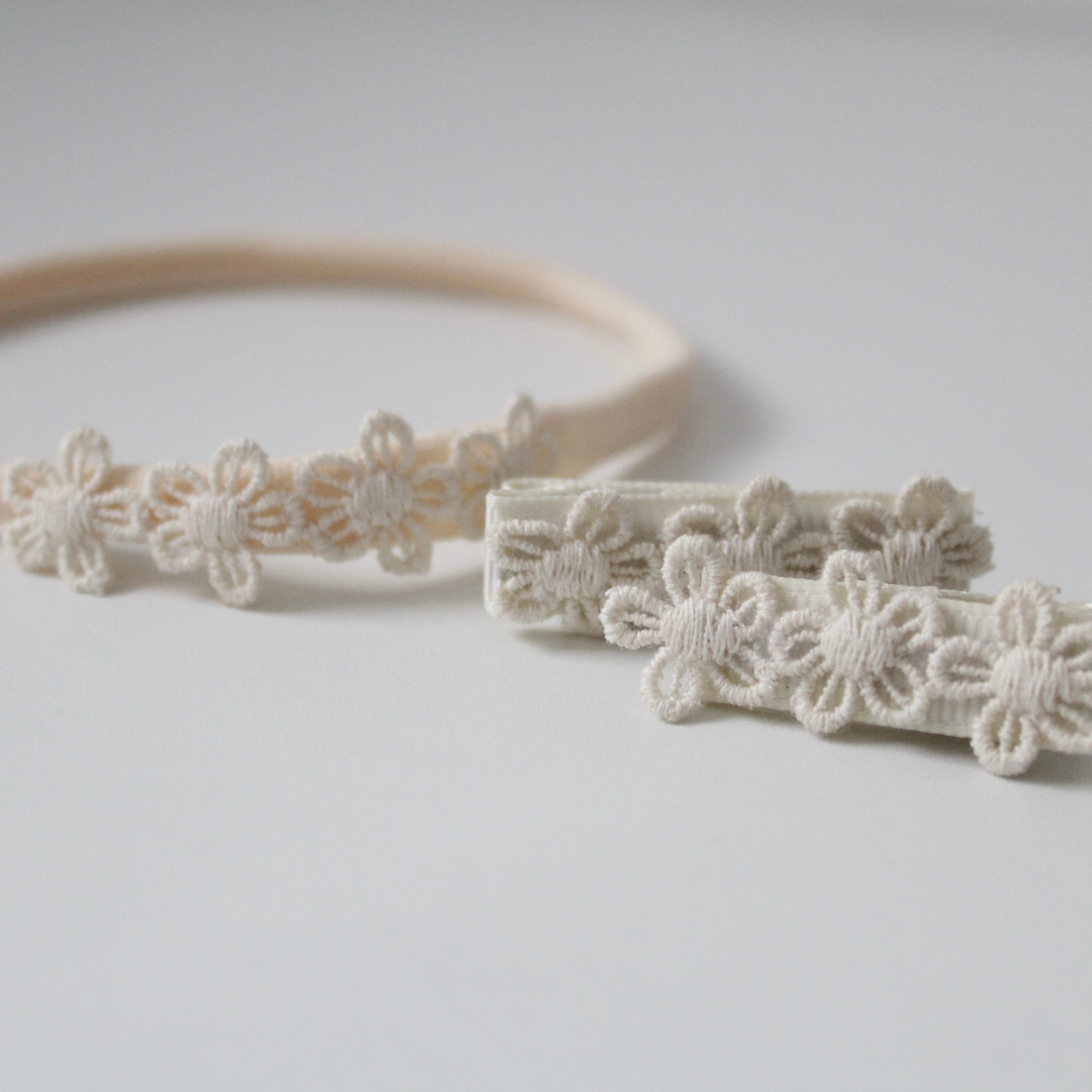 Delicate cream daisy flowers | Clip or headband