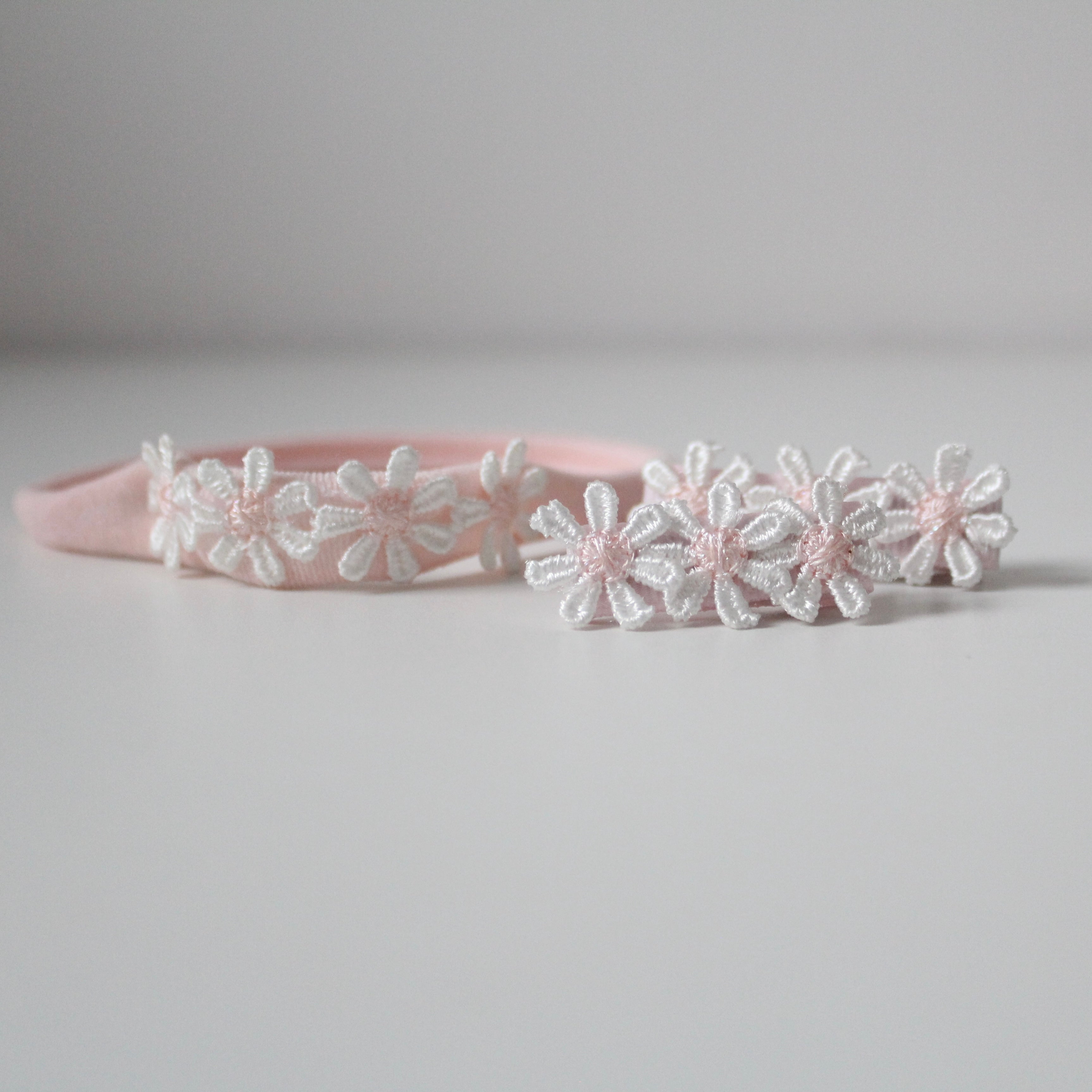 Delicate pink daisy flowers | Clip or headband
