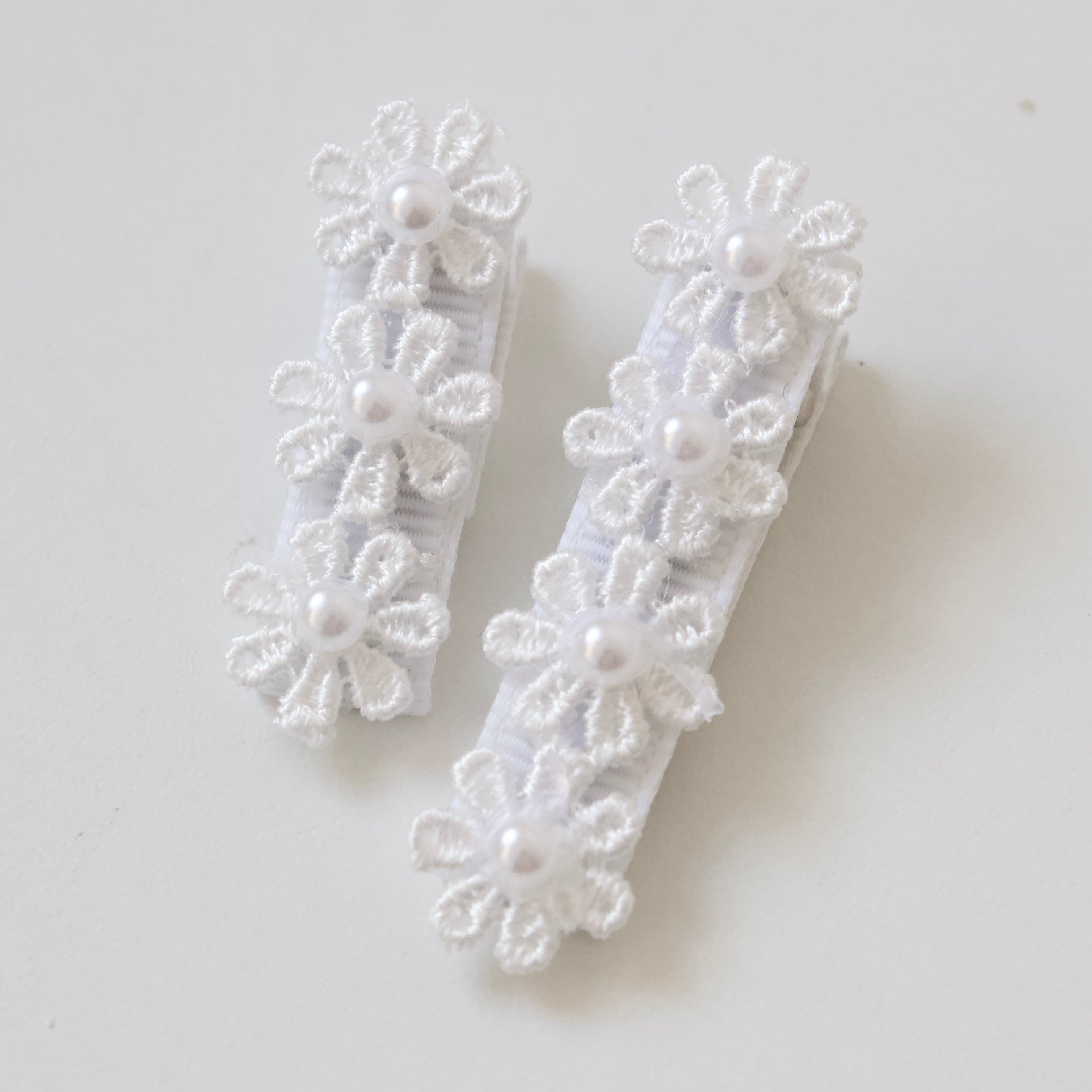 Delicate daisy & pearl flowers | Clip or headband | 2 Colours