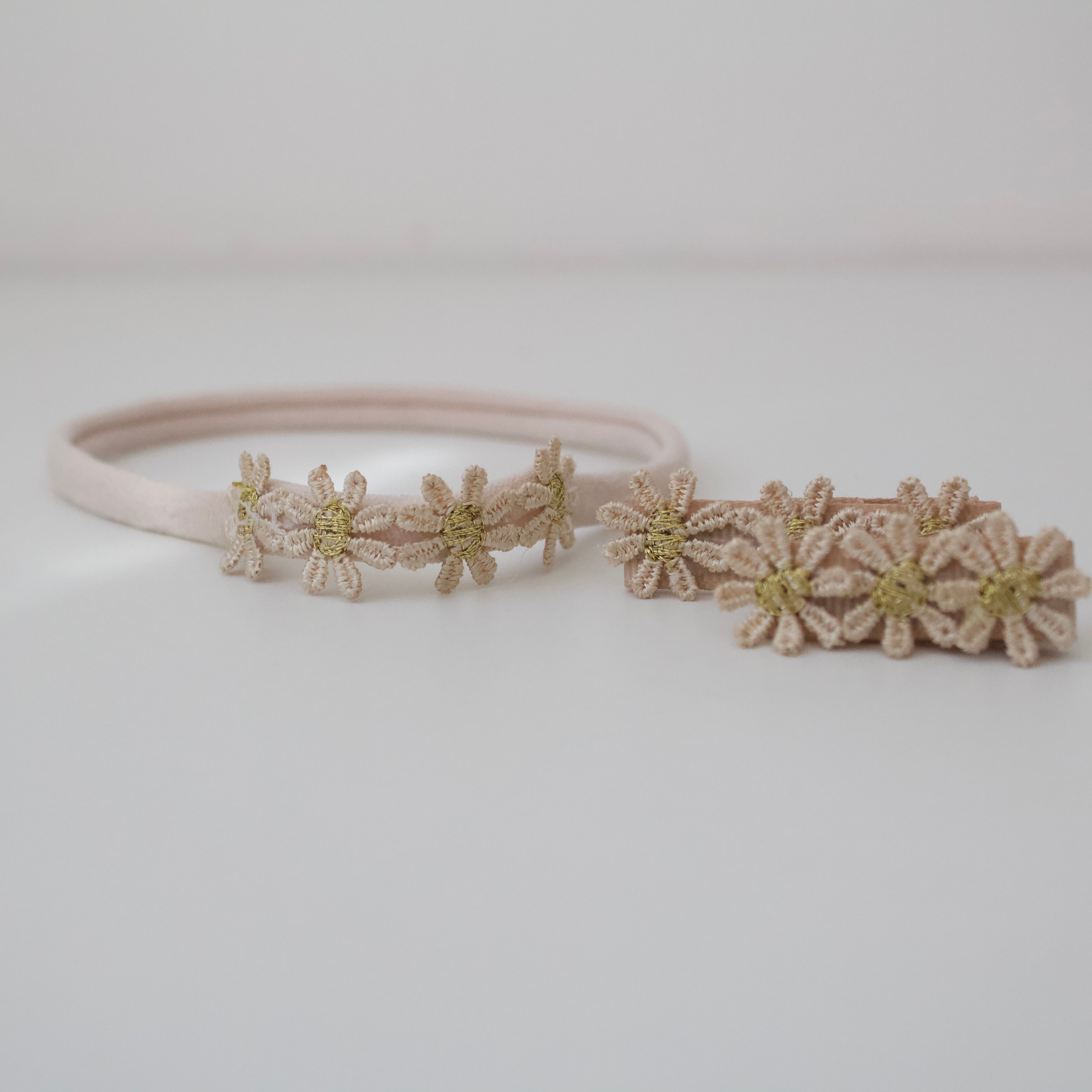 Delicate beige & gold daisy flowers | Clip or headband