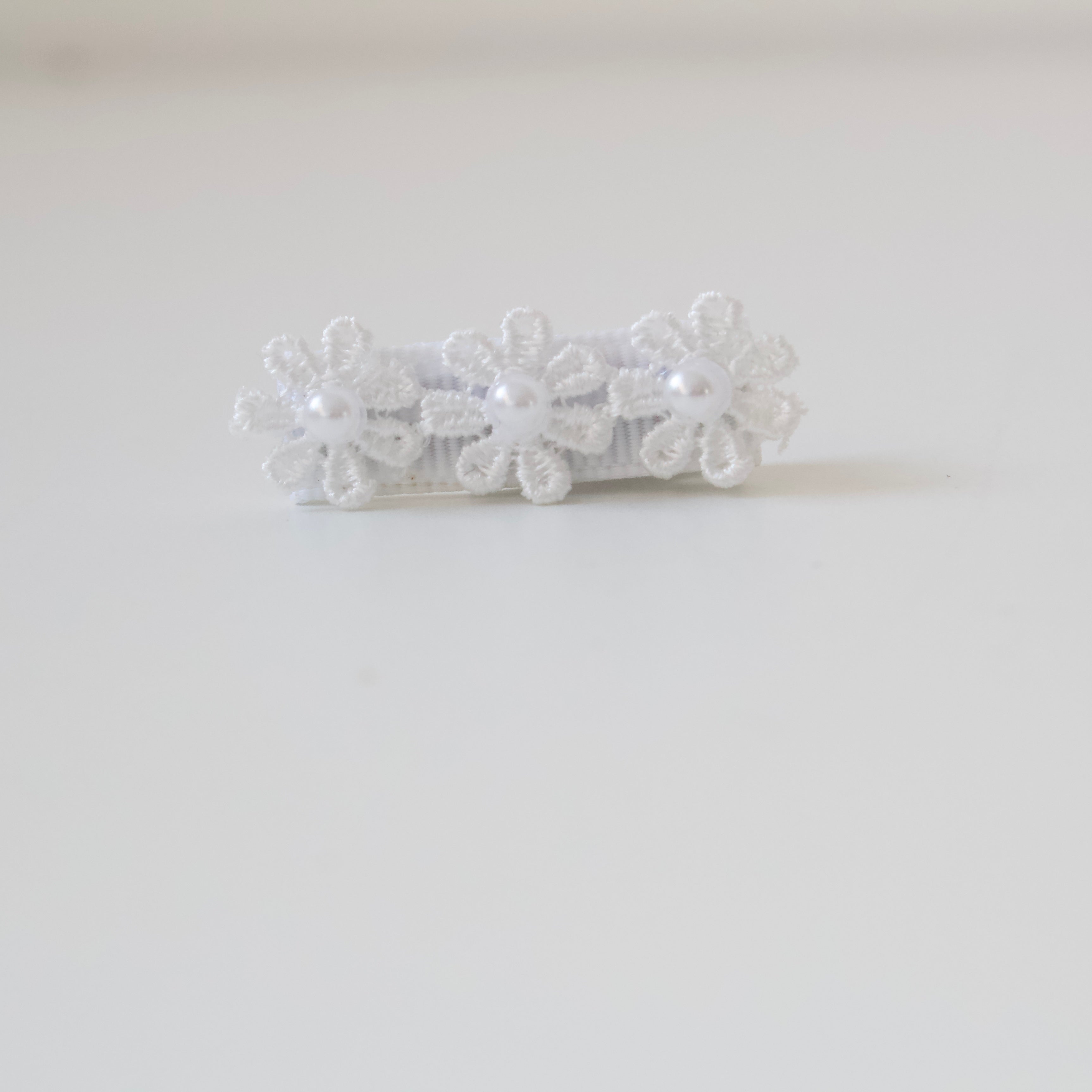 Delicate daisy & pearl  flowers | Clip or headband | 2 Colours