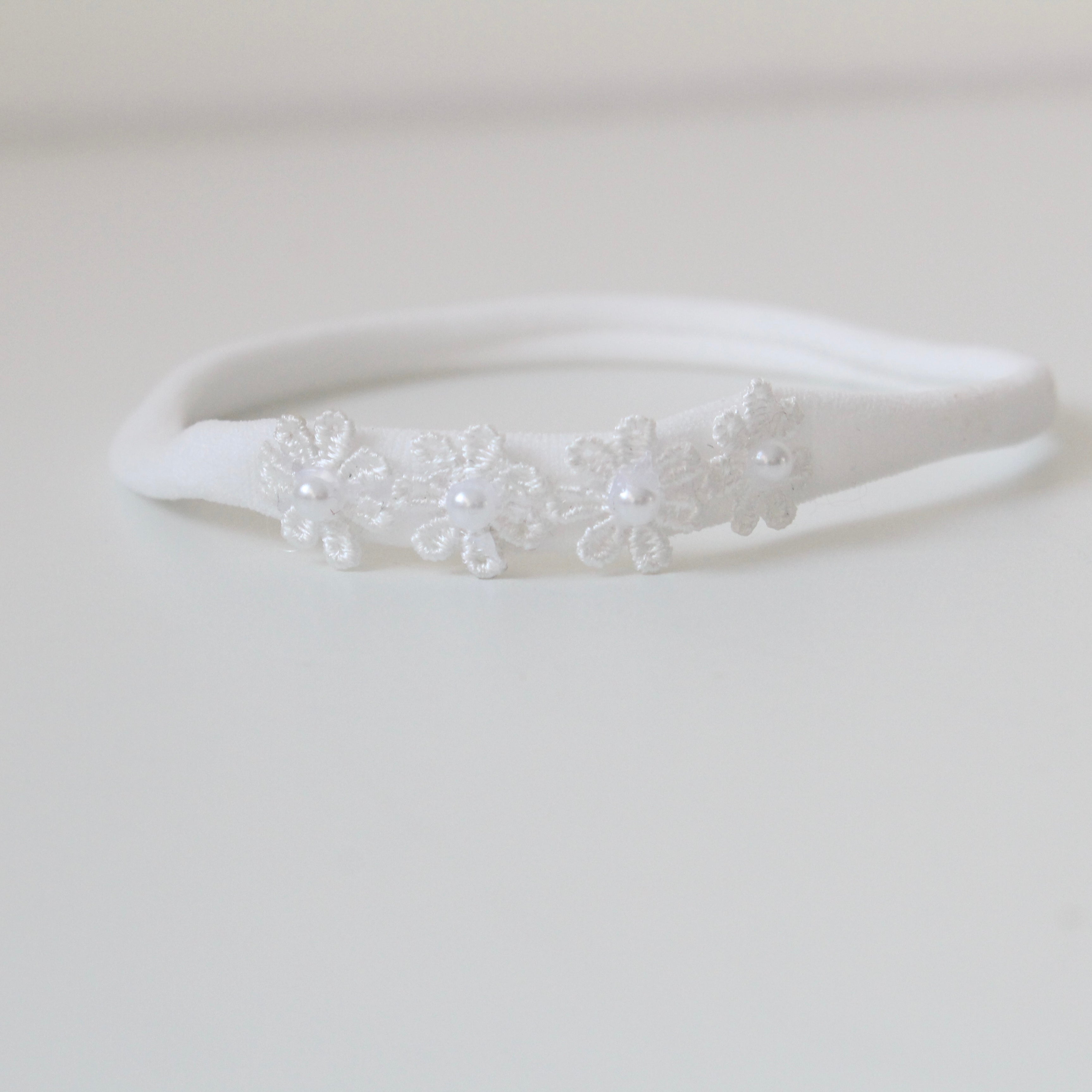 Delicate daisy & pearl  flowers | Clip or headband | 2 Colours