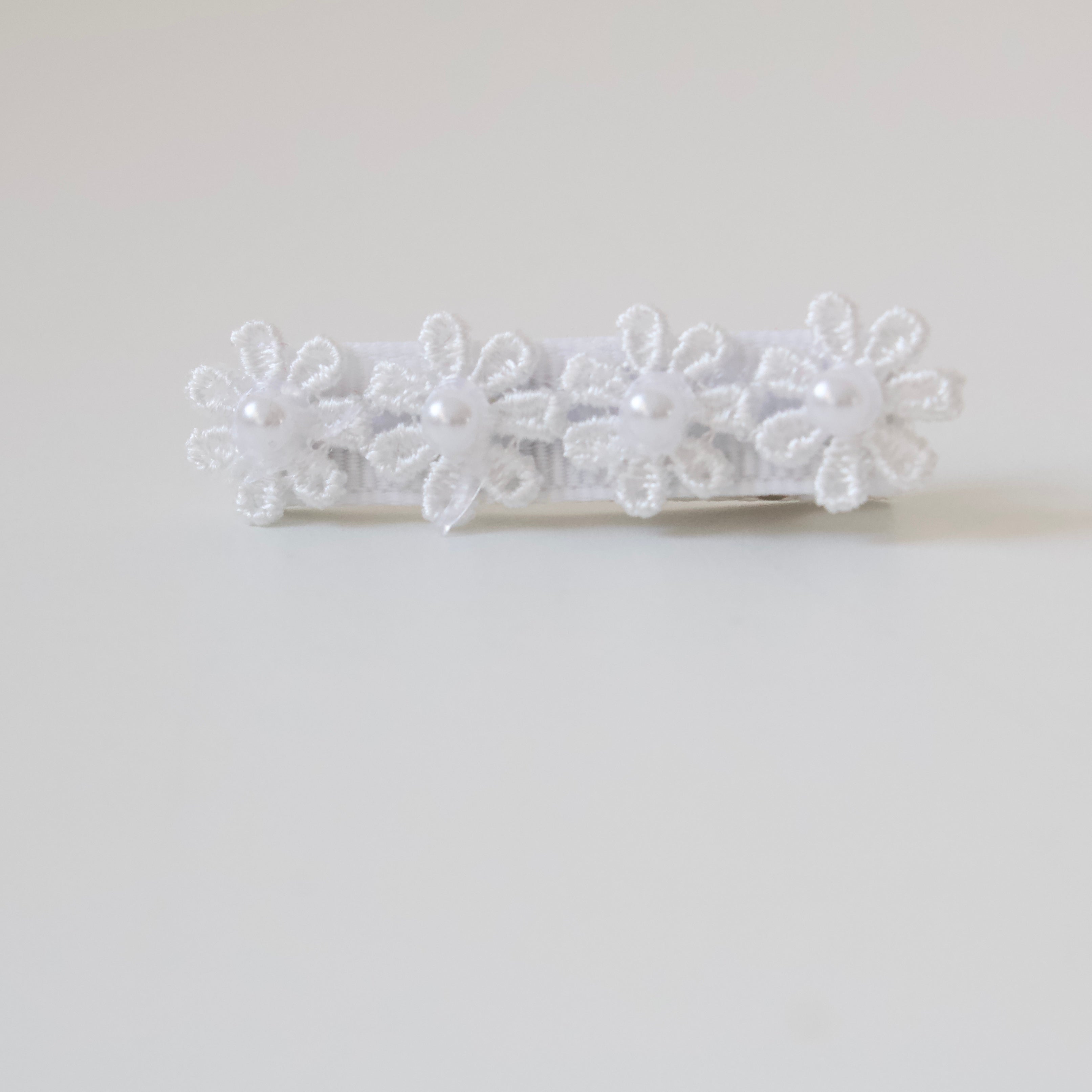 Delicate daisy & pearl  flowers | Clip or headband | 2 Colours