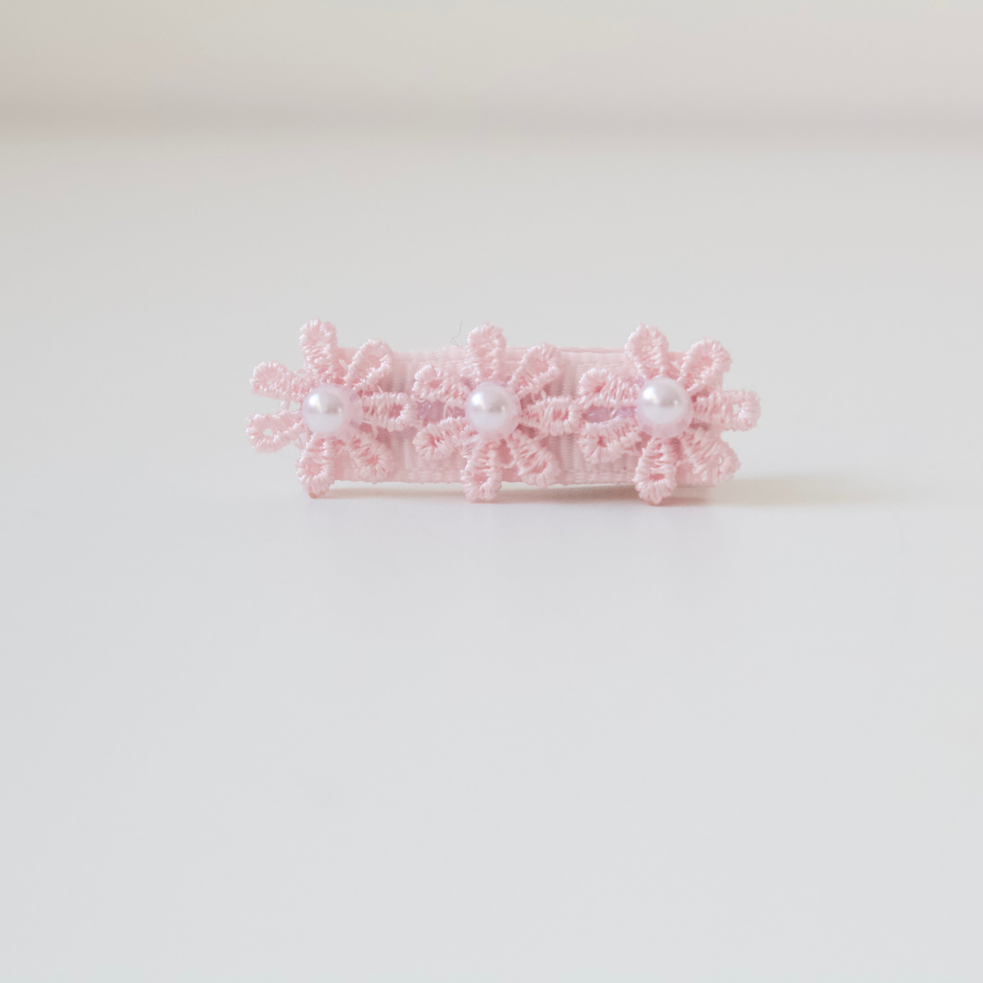 Delicate daisy & pearl  flowers | Clip or headband | 2 Colours