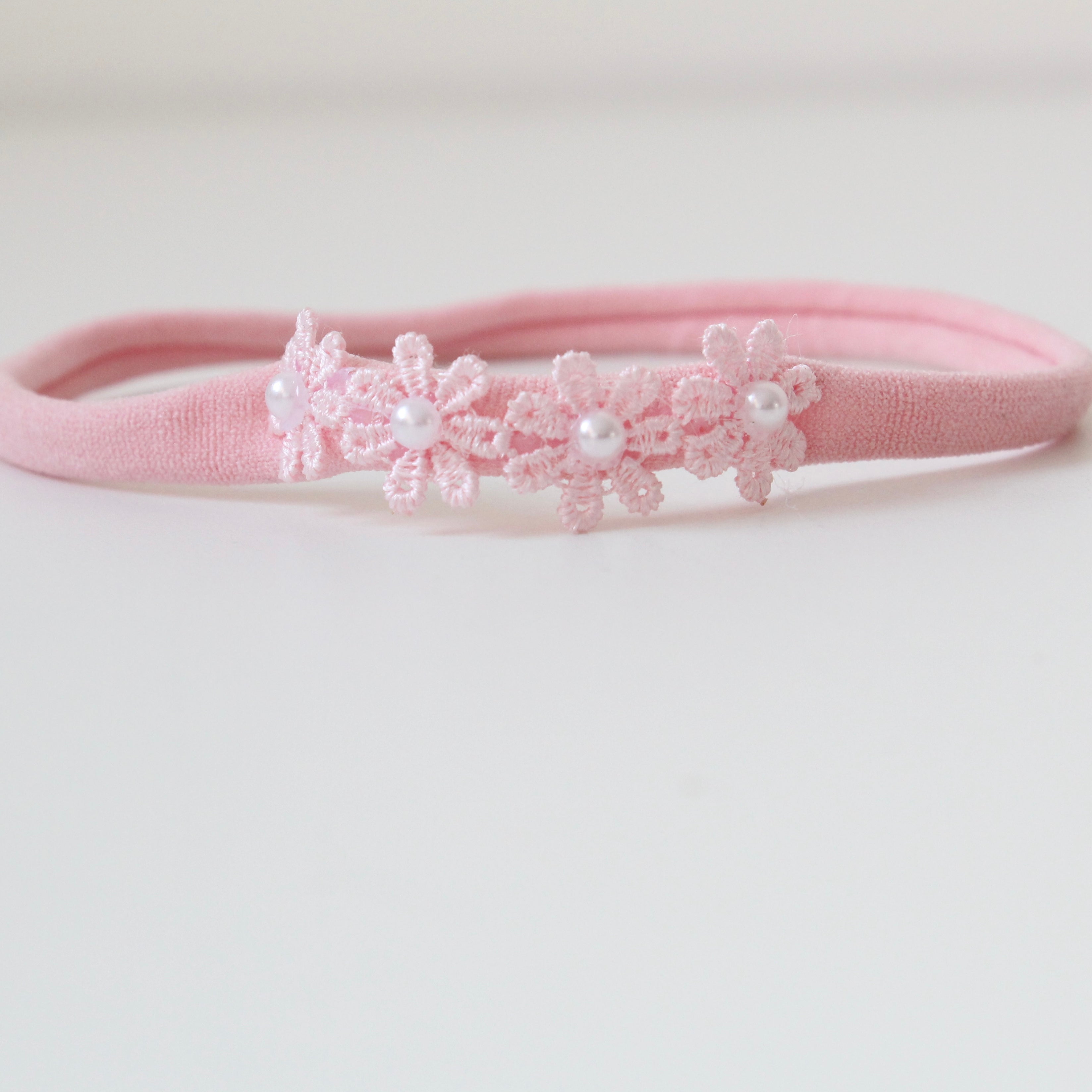 Delicate daisy & pearl  flowers | Clip or headband | 2 Colours