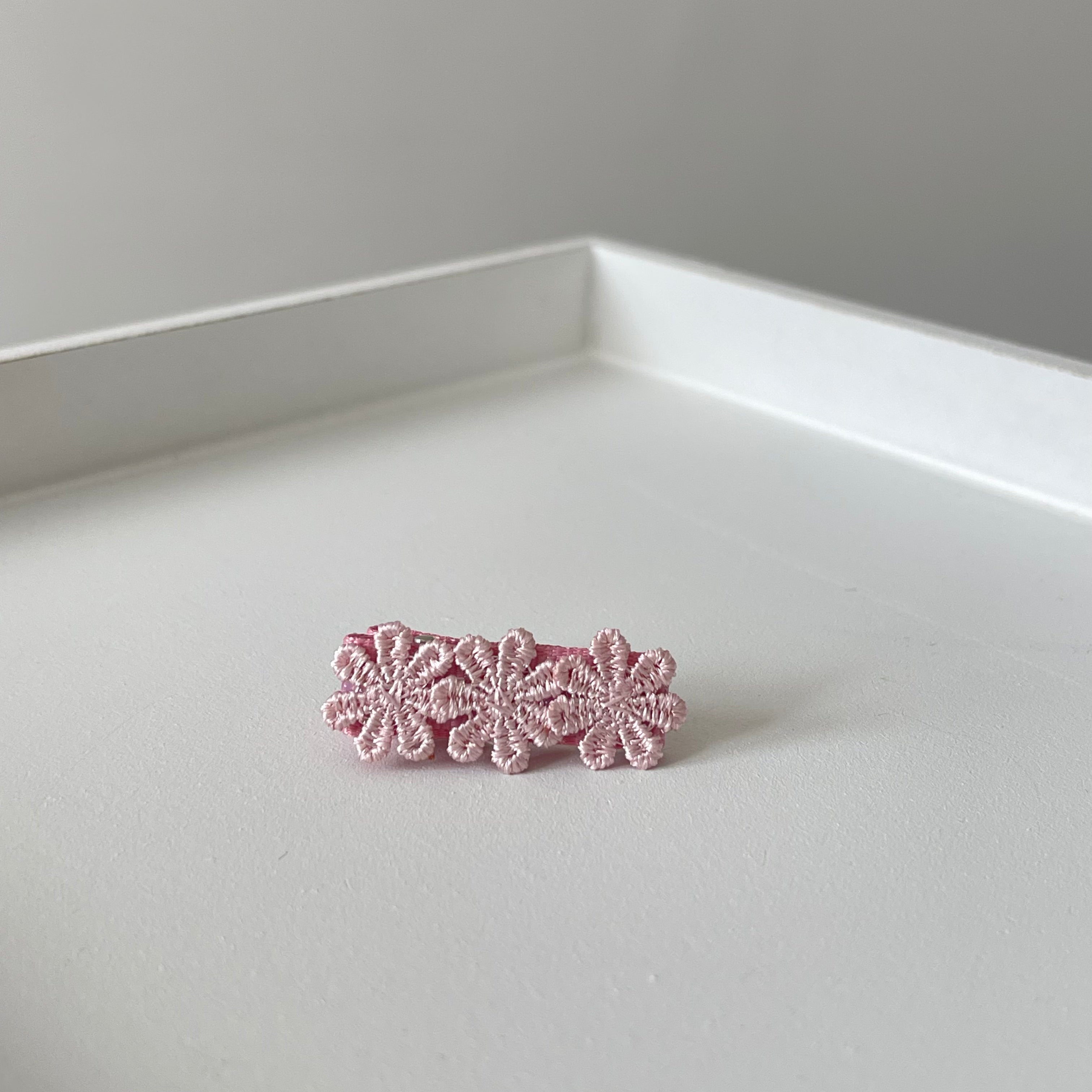 Dusky delicate daisy flowers | Clip or headband