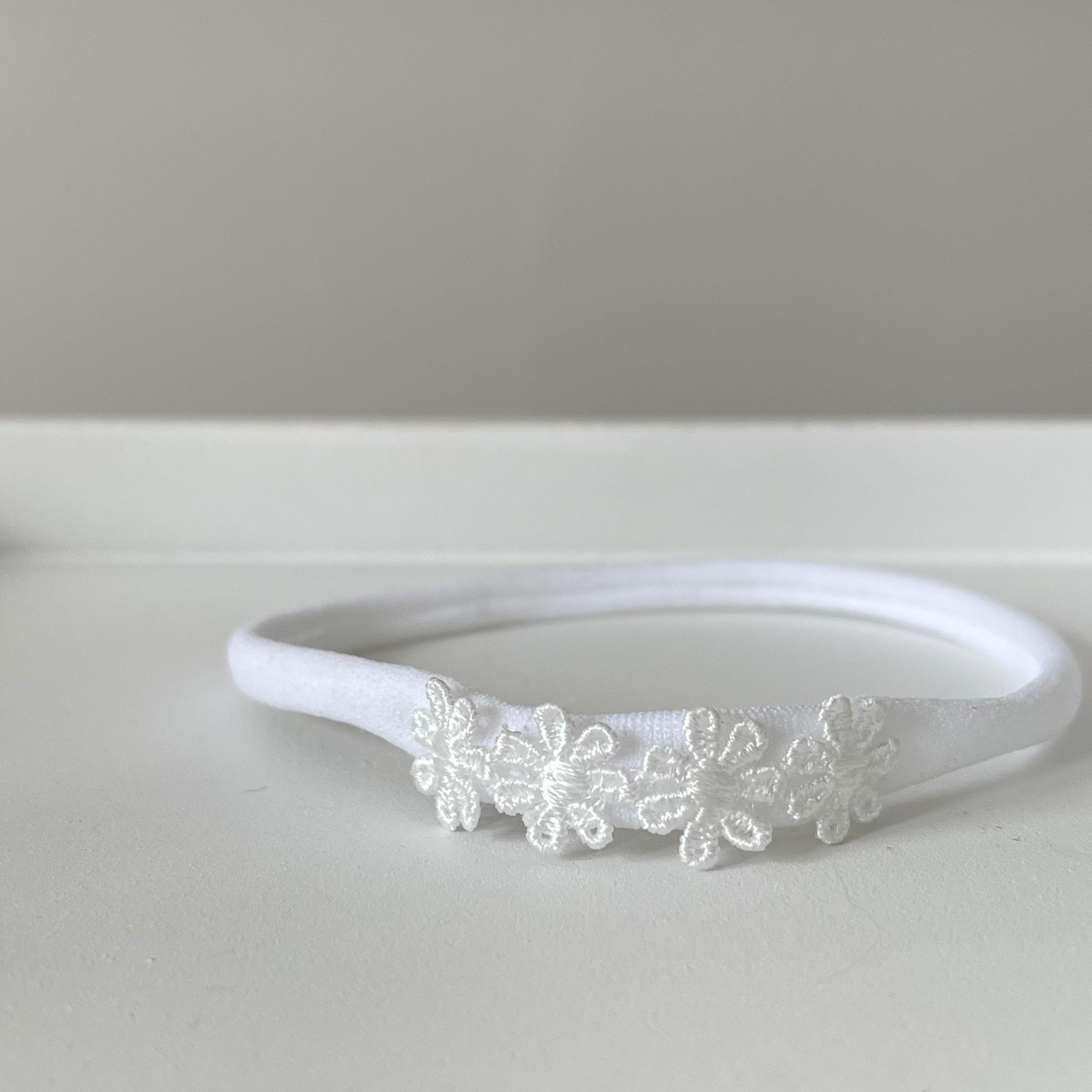 White delicate daisy flowers | Clip or headband.