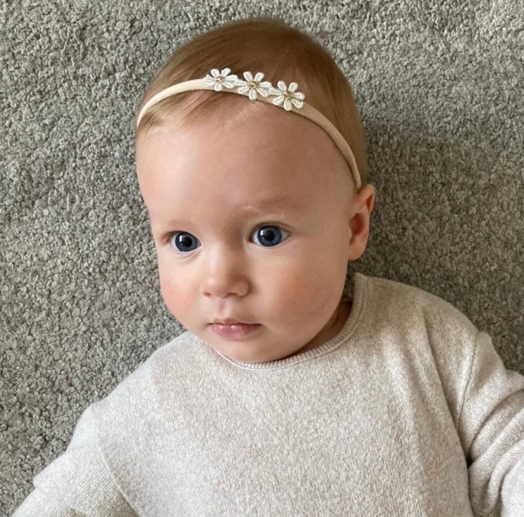 Delicate daisy flowers | Clip or headband