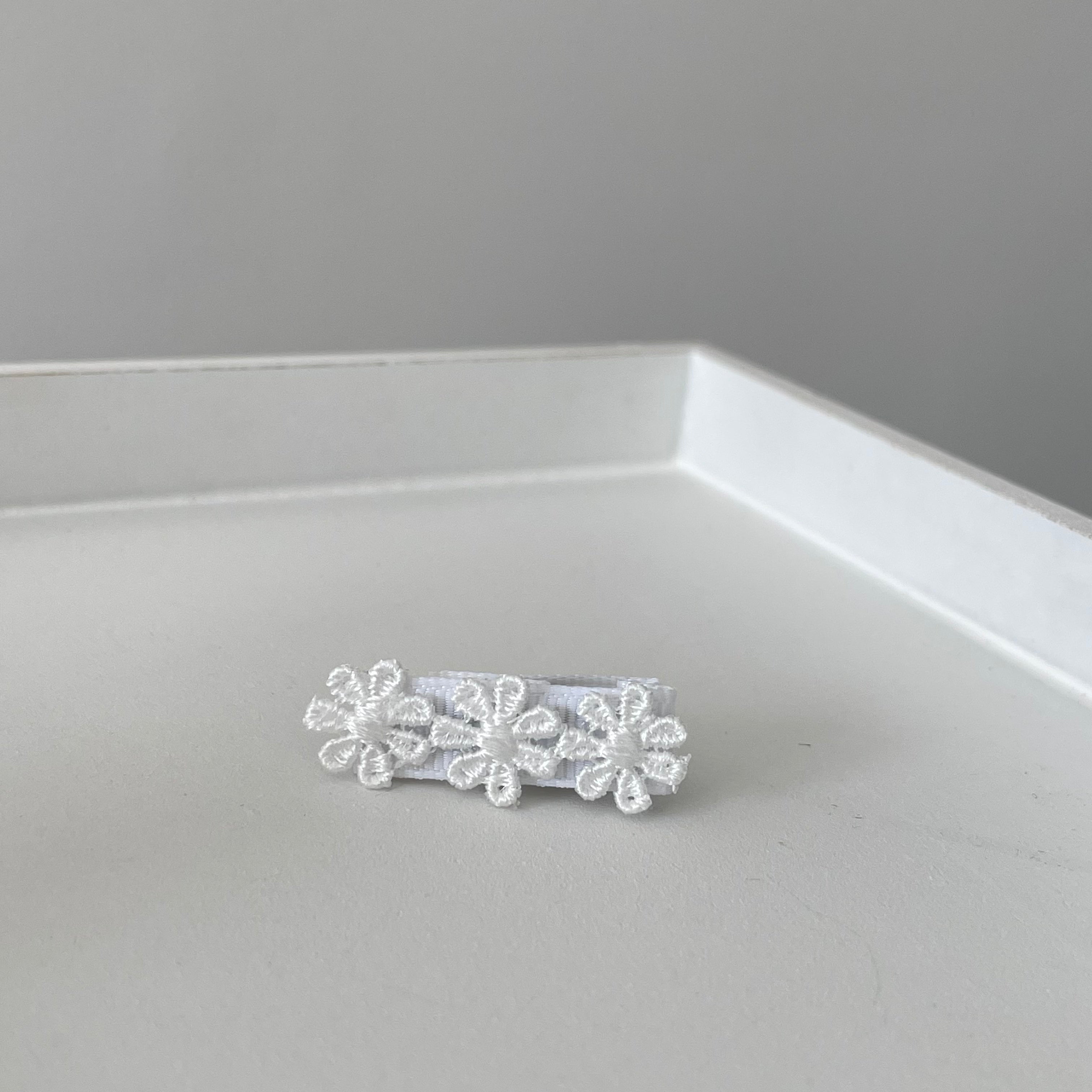 White delicate daisy flowers | Clip or headband.